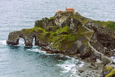 De la ermita de San Juan de Gaztelugatxe al Faro de Machichaco: arquitectura en la costa vasca