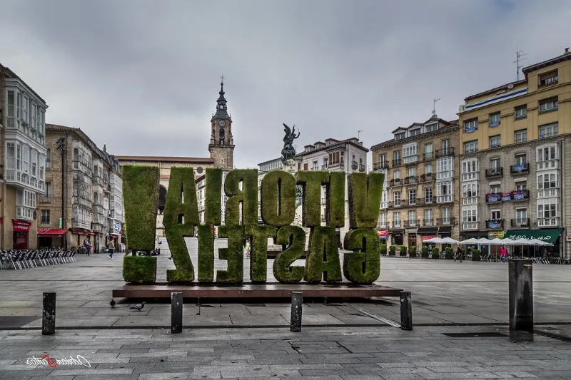 La arquitectura de los cascos antiguos de las capitales vascas