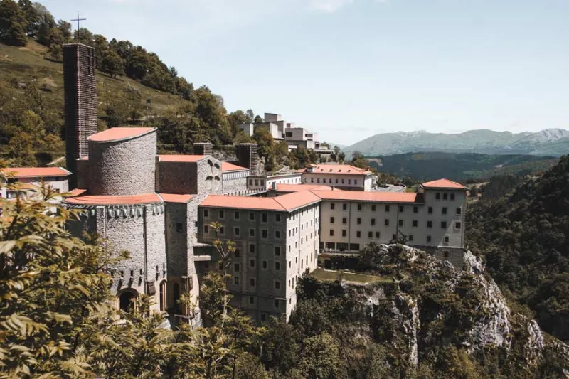 El Santuario de Aránzazu: belleza moderna en un entorno rural